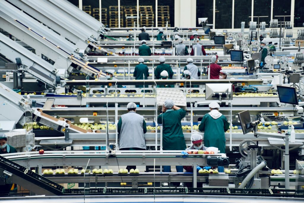 Korea Forms Smart Manufacturing Alliance to Expand Global Food Exports AI-enabled Korean food manufacturing line showing smart factory technology, digital quality control and packaged food production.